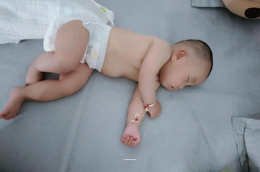 如东宝宝头上长痱子 如东宝宝头上长痱子